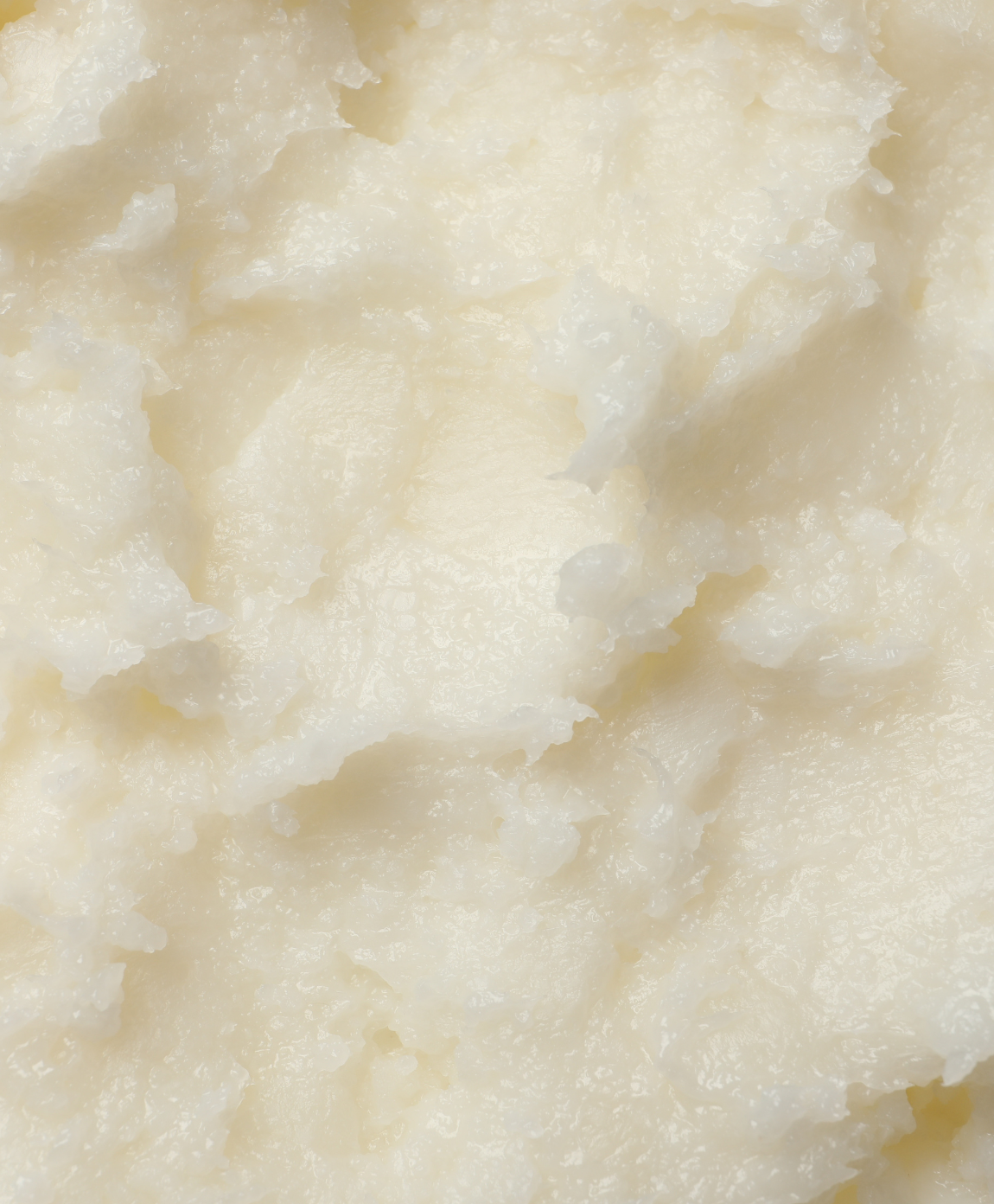 Nahaufnahme von cremiger, weißer Sheabutter.